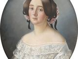 portrait d'une femme en robe blanche, avec une fleur rose dans les cheveux
