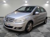 la mercedes b - class est garée dans un garage avec un sol en damier