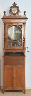 une horloge de parquet posée sur l'horloge de parquet de l'arrière-arrière-arrière-arrière-arrière-arrière-arrière-grand-père
