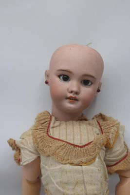 une petite poupée assise sur une table