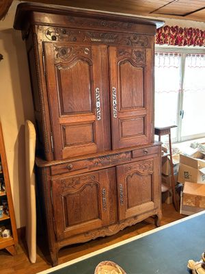 un grand meuble en bois au milieu d'une pièce
