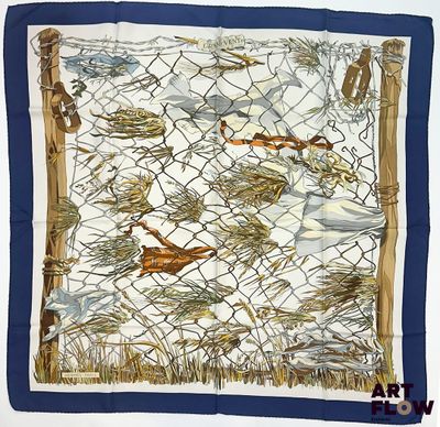 une écharpe bleue et blanche avec des oiseaux sur une clôture