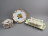 plusieurs assiettes et bols posés sur une table