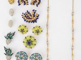une collection de bijoux comprenant un collier, une broche et des boucles d'oreilles