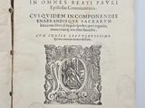 un livre ouvert sur lequel figure l'image d'un homme dans un blason