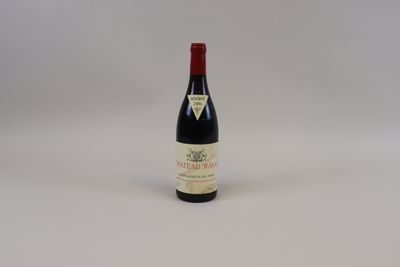 la bouteille de vin est posée sur une surface blanche