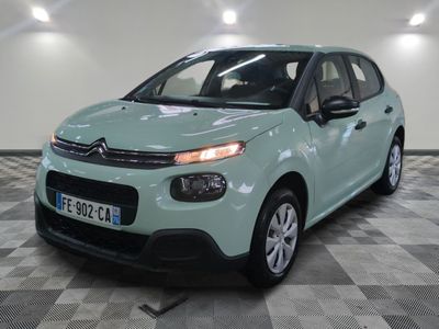 la petite voiture est garée sur le sol en damier du garage
