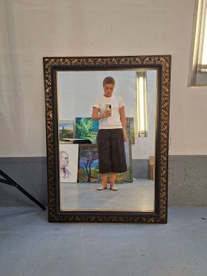 une photo d'un homme se prenant en photo dans un miroir