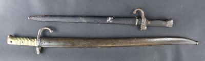 Deux baïonnettes: - Baïonnette Chassepot lame Yatagan marqué…