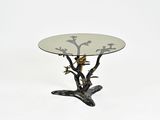 une table en verre sur laquelle se trouve un oiseau, sur fond blanc