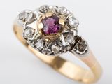 une photo en gros plan d'une bague sertie d'une pierre rose