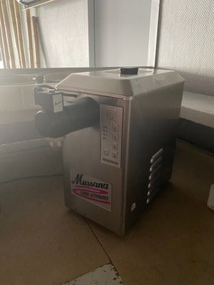 une machine posée sur le sol d'une pièce