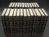 les vieux livres sont empilés les uns sur les autres sur une table
