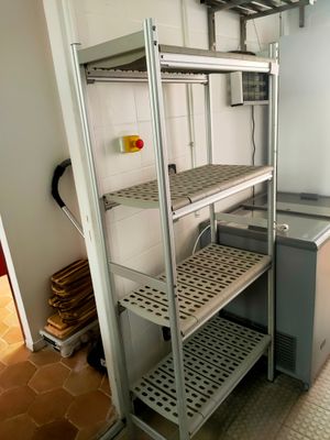 une cuisine équipée d'un réfrigérateur et d'étagères