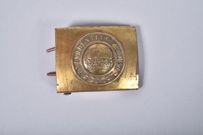 une vieille boucle de ceinture en laiton sur laquelle figure l'emblème des États-Unis