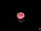 un diamant rose sur une surface noire