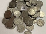 un tas de pièces de monnaie sur lequel est accrochée une étiquette indiquant le prix