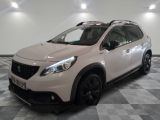 la photo d'une voiture blanche garée dans un garage