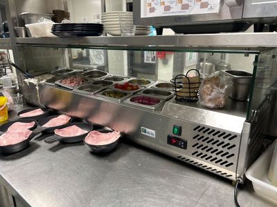 de nombreux types de viande différents en cours de préparation dans la cuisine