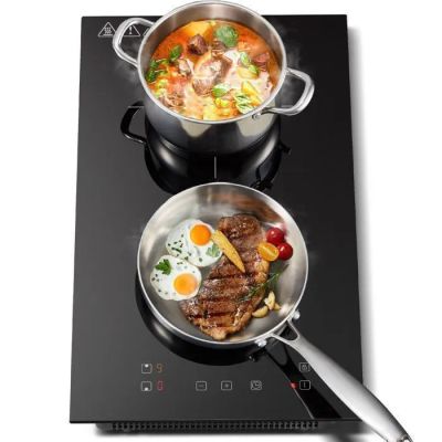deux casseroles sur la cuisinière dans lesquelles cuit de la nourriture