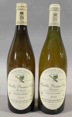 deux bouteilles de vin posées l'une à côté de l'autre sur une table