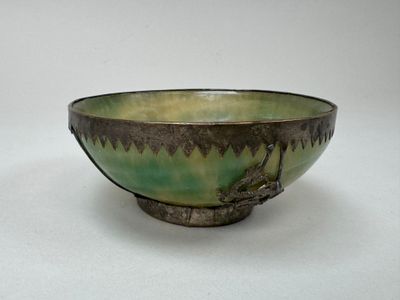 un bol vert et marron orné d'un oiseau