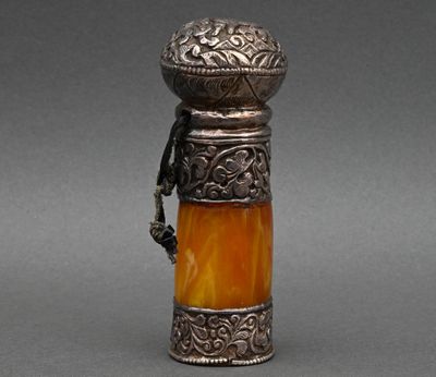 une bouteille ancienne en argent et en verre jaune, munie d'une anse