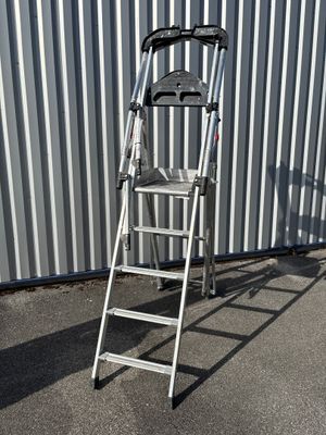 une échelle métallique appuyée contre un mur métallique