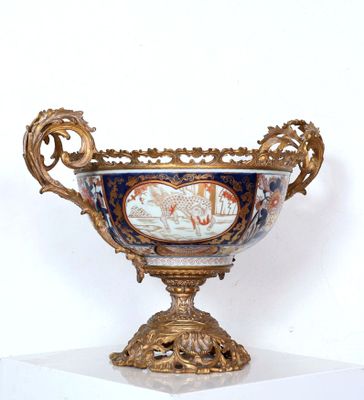 JAPON, XIXème siècle. Coupe en porcelaine et émaux polychrom…