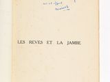 un livre ouvert avec une écriture dessus, posé sur une table