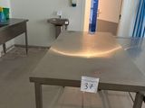 une table sur laquelle est inscrit un chiffre, dans une pièce