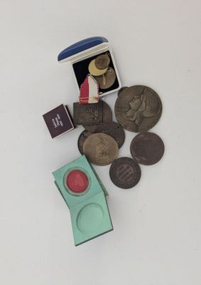 une photo montrant des pièces de monnaie et un téléphone portable posés sur une table