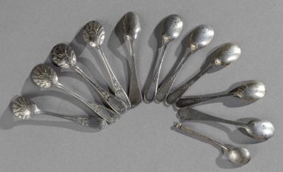 Dix cuillères à sel en argent et une en métal argenté. - Photo 1