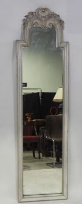 un miroir accroché au mur d'une pièce
