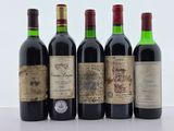 six bouteilles de vin sont alignées sur une table