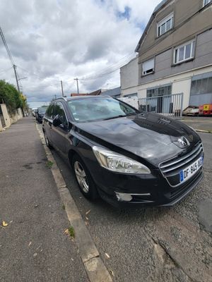 la voiture noire est garée sur le bord de la route