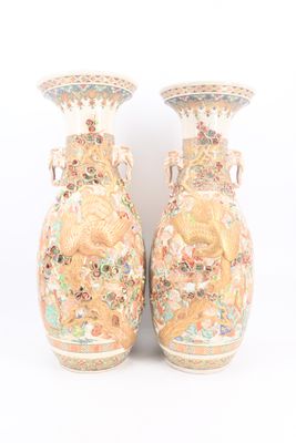 une paire de vases posés sur une surface blanche, sur fond blanc