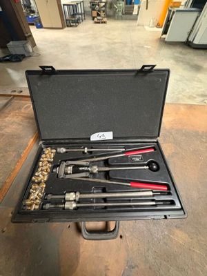 une mallette contenant des outils, posée sur une table
