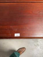 TABLE à volets en chêne patiné posant sur six pieds. (photo 5)