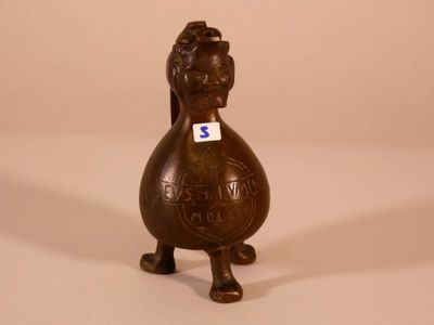 Pichet anthropomorphe à eau bénite en bronze à patine brune,… - Photo 1