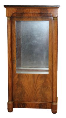 l'image d'une armoire en bois surmontée d'un miroir
