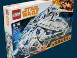 une boîte contenant des kits Lego Star Wars sur fond bleu