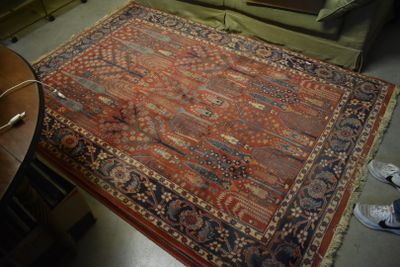 un grand tapis sur le sol d'un salon