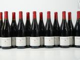 six bouteilles de vin rouge alignées sur une table
