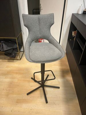 Chaise haute tissu gris et pied métal gris, banque d'accueil…