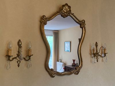 Miroir contourné, lustre et paire d'appliques (Attention les…