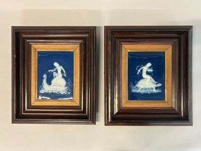 LIMOGES Paire de plaques en porcelaine "pâte sur pâte" bleue…