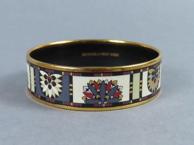 un gros plan d'un bracelet orné d'un motif floral