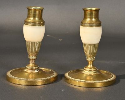 paire de bougeoirs anciens en laiton avec des abat-jours en verre opalisé