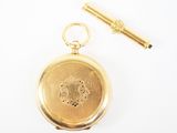 une image représentant une montre de poche en or et un stylo posés sur une surface blanche